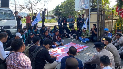 Aksi damai Fron Mahasiswa (FM) Lombok Barat di Mako Polres Lombok Barat, Senin (1/9/2025).