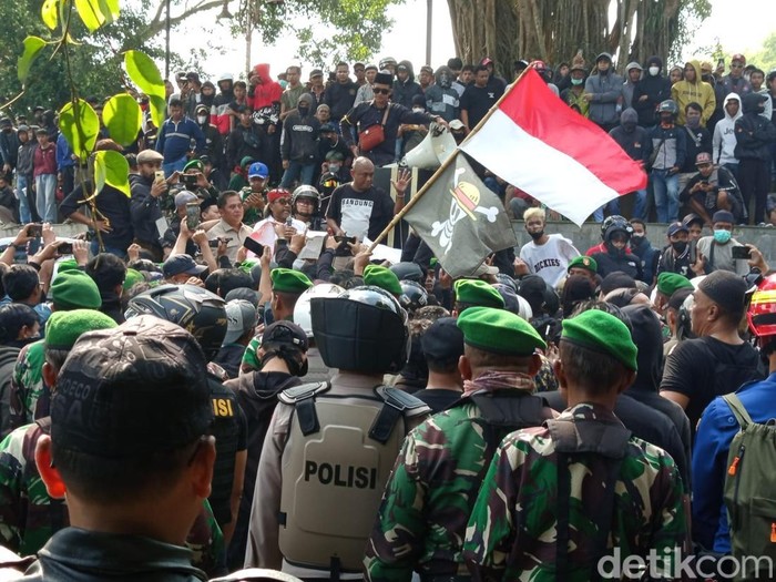 Aksi demo di depan Gedung DPRD Temanggung, Senin (1/9/2025).