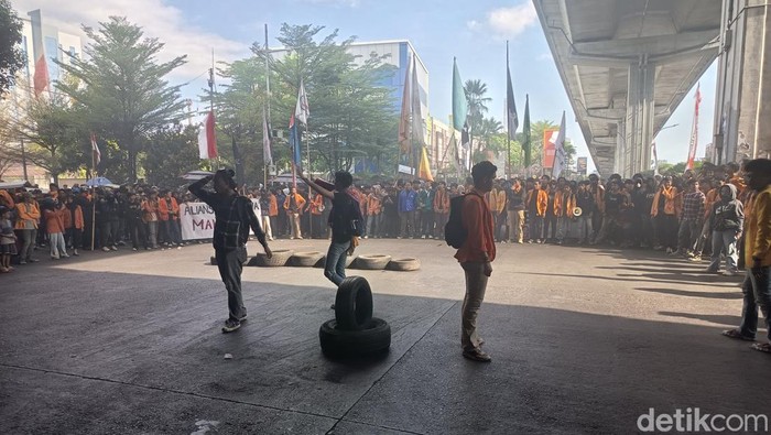 Aksi demonstrasi di kawasan flyover Jalan Urip Sumoharjo Makassar.