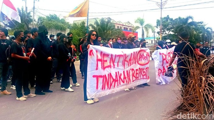 Aksi demonstrasi di Sampit, Kotawaringin Timur, Senin (1/9/2025).
