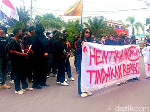 Massa di Sampit Demo di DPRD: Tidak Ada Audiensi di Dalam Ruangan