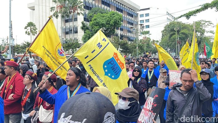Aksi di depan DPRD Kalimantan Selatan.