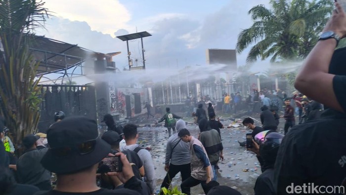 Aksi di DPRD Kaltim berujung ricuh.