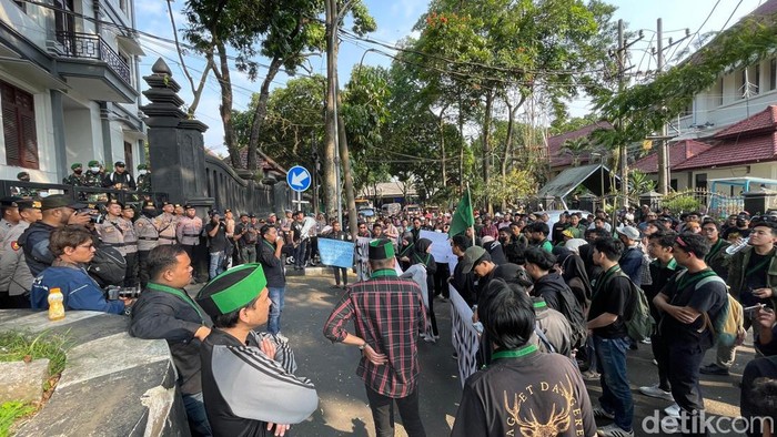Aksi HMI di DPRD Kota Malang berjalan tertib