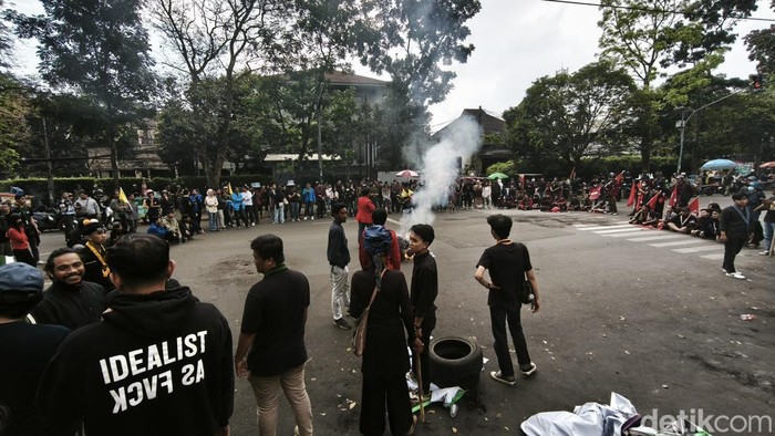 Aksi mahasiswa di depan Gedung DPRD Jabar, Kota Bandung