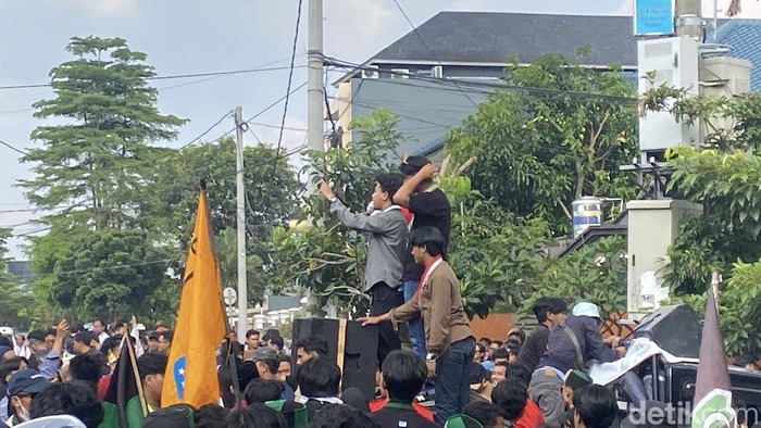Aksi mahasiswa di Sukabumi
