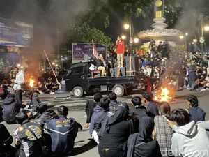 Ribuan Massa Demo Bertahan hingga Malam di Tugu Adipura Sukabumi