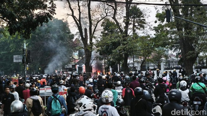 Aksi massa di depan Gedung DPRD Jabar