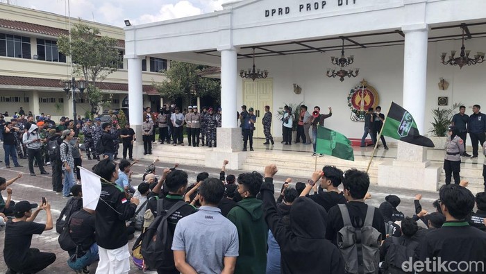 Aksi massa HMI Jogja di Halaman Gedung DPRD DIY, Senin (1/9/2025) sore.
