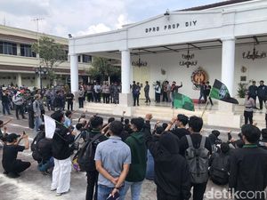 Gantian Massa HMI Aksi di DPRD DIY, Sampaikan 8 Tuntutan Ini