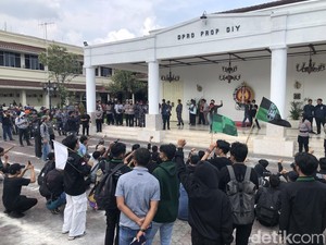 Gantian Massa HMI Aksi di DPRD DIY, Sampaikan 8 Tuntutan Ini