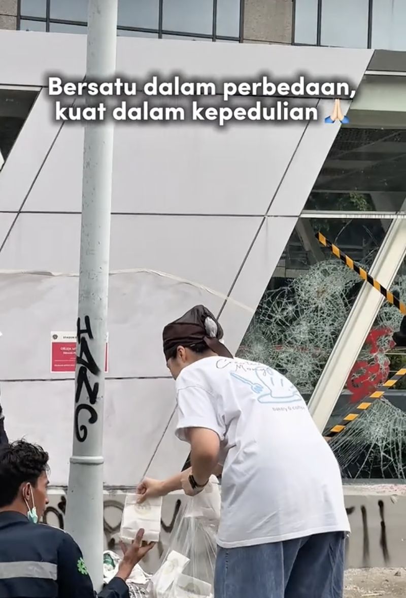 Aksi Mulia Pemilik Bakery Korea Bagikan Roti ke Petugas Usai Demo