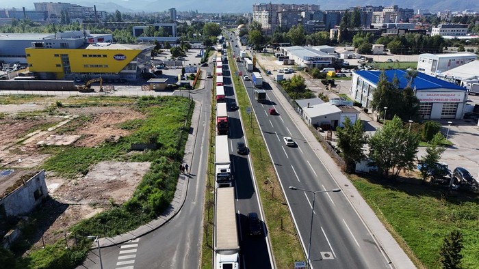 Aksi Sopir Truk Bosnia Lumpuhkan Jalan Utama Sarajevo Jalan-jalan utama di ibu kota Bosnia dan Herzegovina, Sarajevo, lumpuh akibat aksi protes para sopir truk pada Senin (1/9/2025). Mereka memarkirkan kendaraan besar di sepanjang jalur utama sebagai bentuk perlawanan terhadap beban pajak yang dinilai berlebihan serta hambatan administratif yang memberatkan. REUTERS/Amel Emric