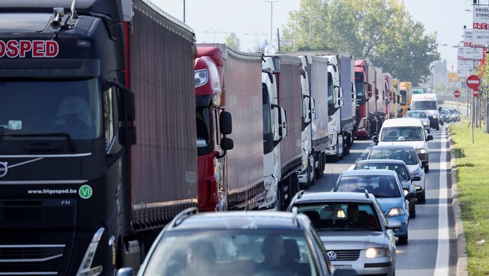 Aksi Sopir Truk Bosnia Lumpuhkan Jalan Utama Sarajevo Jalan-jalan utama di ibu kota Bosnia dan Herzegovina, Sarajevo, lumpuh akibat aksi protes para sopir truk pada Senin (1/9/2025). Mereka memarkirkan kendaraan besar di sepanjang jalur utama sebagai bentuk perlawanan terhadap beban pajak yang dinilai berlebihan serta hambatan administratif yang memberatkan. REUTERS/Amel Emric