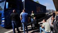 Para pengemudi truk menyatakan, pemerintah gagal memberikan solusi atas keluhan mereka terkait biaya operasional yang kian tinggi. Aksi blokade dilakukan untuk menekan pemerintah agar segera mengambil langkah nyata dalam meringankan beban para sopir dan pelaku transportasi. REUTERS/Amel Emric