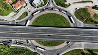 Dari udara, terlihat deretan panjang truk memenuhi pinggir jalan hingga membuat arus lalu lintas di Sarajevo tersendat. Beberapa pengemudi tampak tetap berada di kabin kendaraan, sementara yang lain membersihkan truk mereka sambil menunggu kelanjutan aksi. REUTERS/Amel Emric