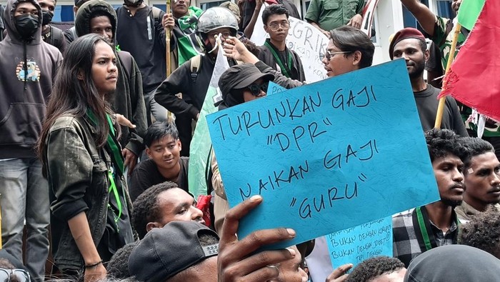 Massa yang tergabung dalam Cipayung Plus melakukan unjuk rasa menyikapi kenaikan tunjangan DPR di halaman kantor DPR Papua, Jayapura, Papua, Senin (1/9/2025). ANTARA FOTO/Ardiles Leloltery/sgd/nym.