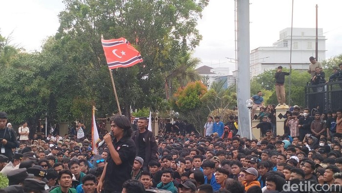 Aksi unjuk rasa massa di DPR Aceh. (Agus Setyadi/detikSumut)