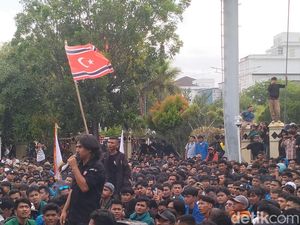 Berlangsung Damai, Massa di Aceh Tuntut Reformasi DPRA, DPR RI dan Polri