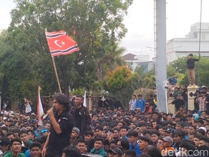 Berlangsung Damai, Massa di Aceh Tuntut Reformasi DPRA, DPR RI dan Polri