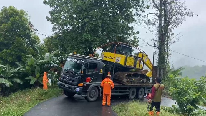 Alat berat dibawa menuju Sungai Tundo membantu proses normalisasi