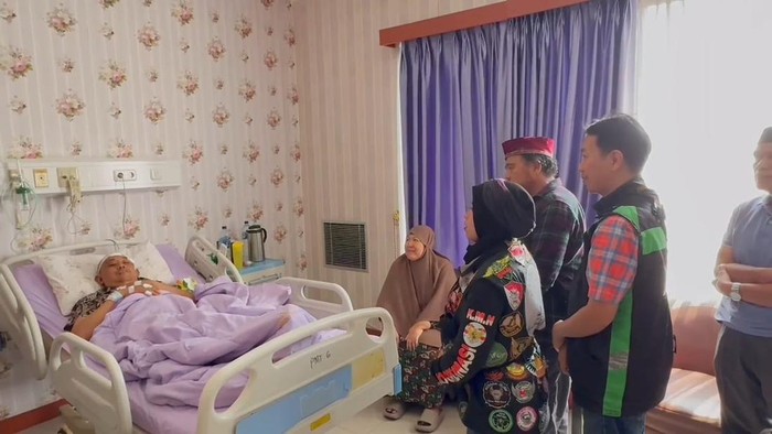 Aliansi Ojol menjenguk polisi korban kericuhan di RS Polri Kramat Jati.