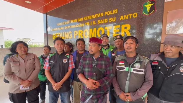 Aliansi Ojol menjenguk polisi korban kericuhan di RS Polri Kramat Jati.