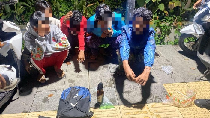 Tim gabungan Satreskrim Polresta Pontianak dan Ditreskrimum Polda Kalbar mengamankan 12 anak di bawah umur dalam demo di DPRD Kalbar, Senin (1/9/2025). Dari tangan mereka, petugas mendapati bom molotov dan sabuk berduri.