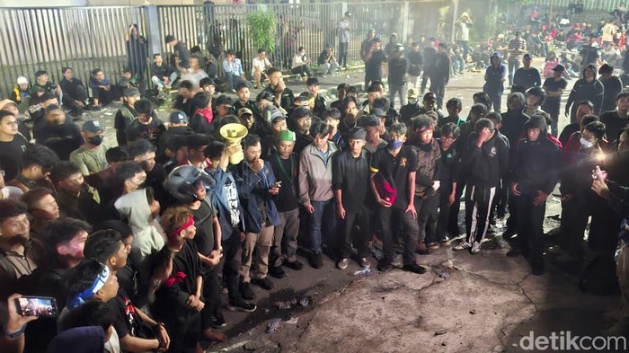 Aksi demonstrasi yang digelar Aliansi Utara di depan Gedung DPRD Kota Tarakan, Kalimantan Utara Senin (1/9/2025) sempat memanas. Massa yang terdiri dari mahasiswa dan masyarakat umum mencoba mendesak masuk ke gedung DPRD, sehingga memicu ketegangan dengan aparat keamanan.