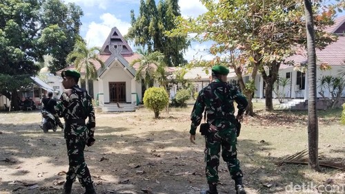 Anggota TNI yang disiagakan menjaga kantor DPRD Kabupaten Bima, mengantisipasi demo pada Senin, (1/9/2025).