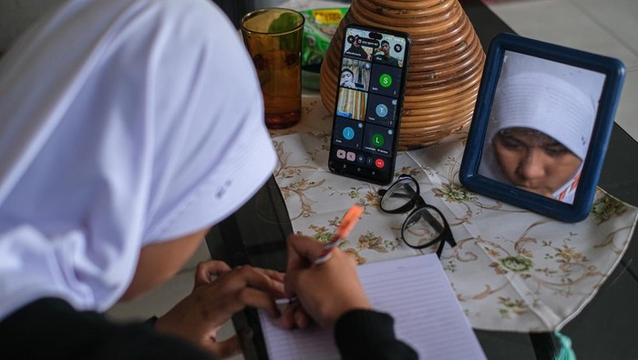 Seorang siswa mengikuti pembelajaran secara daring dari rumahnya di Kendari, Sulawesi Tenggara, Senin (1/9/2025). Pemerintah setempat menerapkan sistem pembelajaran mandiri di rumah bagi seluruh sekolah di wilayah itu guna mengantisipasi dari aksi demostrasi. ANTARA FOTO/Andry Denisah/wpa.