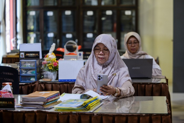 Guru memberi tugas kepada siswa melalui gawainya saat pemberlakuan pembelajaran jarak jauh di SMP Negeri 13 Kota Serang, Banten, Senin (1/9/2025). Dinas Pendidikan dan Kebudayaan Kota Serang menerapkan proses pembelajaran jarak jauh (PJJ) pada 1-4 September 2025 sebagai upaya keamanan sekaligus antisipasi pelajar mengikuti aksi demo. ANTARA FOTO/Muhammad Bagus Khoirunas/wpa.