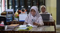 Guru memberi tugas kepada siswa melalui gawainya saat pemberlakuan pembelajaran jarak jauh di SMP Negeri 13 Kota Serang, Banten, Senin (1/9/2025). Dinas Pendidikan dan Kebudayaan Kota Serang menerapkan proses pembelajaran jarak jauh (PJJ) pada 1-4 September 2025 sebagai upaya keamanan sekaligus antisipasi pelajar mengikuti aksi demo. ANTARA FOTO/Muhammad Bagus Khoirunas  