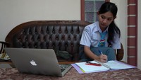 Siswa sekolah menengah atas mengikuti proses belajar mengajar secara daring di Makassar, Sulawesi Selatan, Senin (1/9/2025). Dinas Pendidikan Provinsi Sulawesi Selatan memberlakukan pembelajaran daring sementara bagi SMA/SMK dan SLB untuk menjaga keamanan peserta didik dan mengantisipasi pascaaksi demonstrasi yang berujung ricuh di sejumlah wilayah, termasuk Makassar. ANTARA FOTO/Hasrul Said  