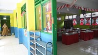 Seorang guru berjalan menuju ruang guru di SDN 10 Palu yang sedang diliburkan kegiatan belajarnya di Palu, Sulawesi Tengah, Senin (1/9/2025). Sejumlah sekolah baik negeri maupun swasta terutama yang berlokasi di sekitar titik-titikl aksi memilih meliburkan sekolahnya untuk menghindari ha-hal yang tidak diinginakn terkait dengan aksi demonstrasi di wilayah itu. ANTARA FOTO/Basri Marzuki  