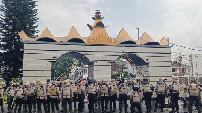 Aparat kepolisian melakukan penjaga di Kantor DPRD Lampung