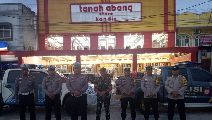 Aparat TNI dan Polri sinergi patroli menjaga keamanan Kabupaten Siak, Riau.