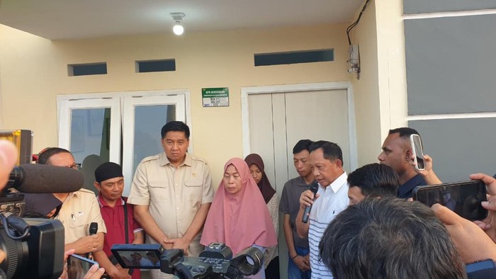 Ara Serahkan Rumah buat Keluarga Affan Kurniawan di Cileungsi