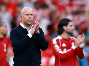 Liverpool Jadi Gaet Isak dan Guehi Gak? Ini Kata Slot
