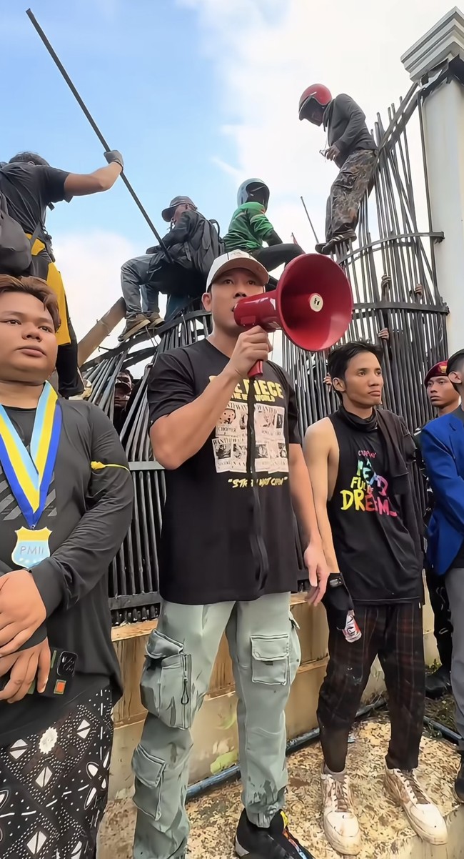 Tak tinggal diam, Denny Sumargo turut menyuarakan protesnya dengan memilih turun langsung ke jalan. Bersama para demonstran lain, Denny yang mengenakan kaos hitam dipadukan dengan celana cargo hijau dan topi putih, mengingatkan untuk berdemo dengan tetap damai dan tak merusak fasilitas umum. Foto: Instagram/@sumargodenny