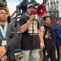 Tak tinggal diam, Denny Sumargo turut menyuarakan protesnya dengan memilih turun langsung ke jalan. Bersama para demonstran lain, Denny yang mengenakan kaos hitam dipadukan dengan celana cargo hijau dan topi putih, mengingatkan untuk berdemo dengan tetap damai dan tak merusak fasilitas umum. Foto: Instagram/@sumargodenny