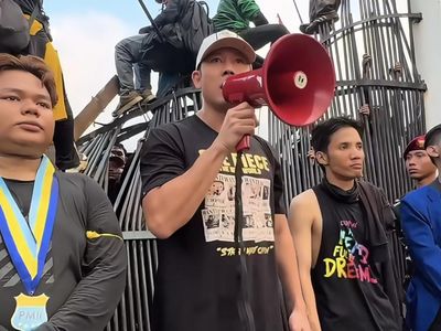8 Gaya Artis Turun ke Jalan Ikut Demo DPR, Denny Sumargo Hingga Shindy Samuel