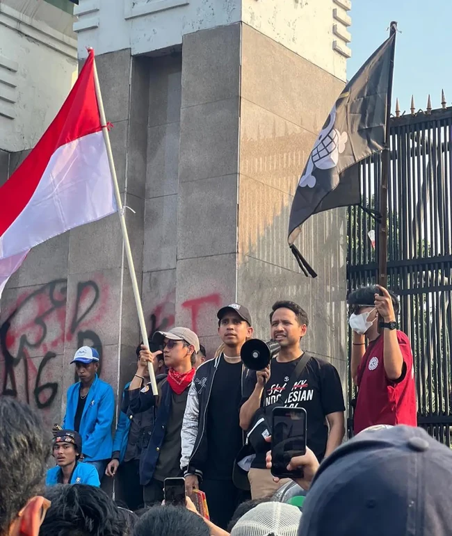 Kakak-beradik Jovial Da Lopez dan Andovi juga terlihat kompak ikut demo DPR. Keduanya tampil santai kenakan kaos hitam. Andovi tampak melengkapi gayanya dengan bomber jacket dan topi senada. Foto: Instagram/@andovidalopez