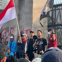 Kakak-beradik Jovial Da Lopez dan Andovi juga terlihat kompak ikut demo DPR. Keduanya tampil santai kenakan kaos hitam. Andovi tampak melengkapi gayanya dengan bomber jacket dan topi senada. Foto: Instagram/@andovidalopez