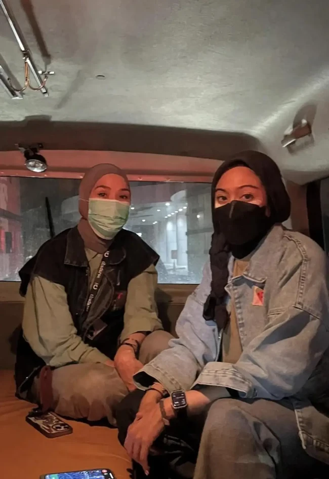 Istri Hanung Bramantyo, Zaskia Adya Mecca memilih turun langsung ke lokasi unjuk rasa untuk memberikan bantuan bagi para demonstran. Zaskia memberikan minuman dan pertolongan medis bagi para demonstran yang membutuhkan. Foto: Instagram/@zaskiaadyamecca