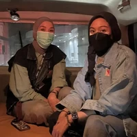 Istri Hanung Bramantyo, Zaskia Adya Mecca memilih turun langsung ke lokasi unjuk rasa untuk memberikan bantuan bagi para demonstran. Zaskia memberikan minuman dan pertolongan medis bagi para demonstran yang membutuhkan. Foto: Instagram/@zaskiaadyamecca