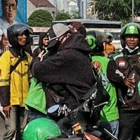 Kenakan jaket hoodie lengkap dengan masker, topi, dan kaca mata hitam, Atta Halilintar juga memperlihatkan keprihatinannya dengan turun ke jalan bertemu para demonstran serta kawan-kawan yang berprofesi sebagai ojek online. Suami Aurel Hermansyah itu membantu membagikan minuman bagi para demonstran. Foto: Instagram/@attahalilintar