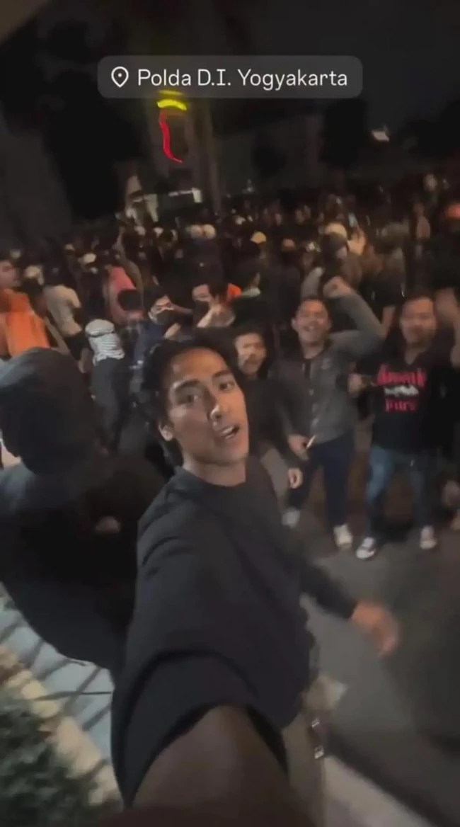 Sedang berada di Jogja, Abidzar turun ke jalan ikut demo di Polda DIY. Abidzar terlihat tampil simpel kenakan sweater hitam. Foto: Instagram/@abidzar73