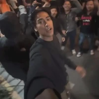 Sedang berada di Jogja, Abidzar turun ke jalan ikut demo di Polda DIY. Abidzar terlihat tampil simpel kenakan sweater hitam. Foto: Instagram/@abidzar73