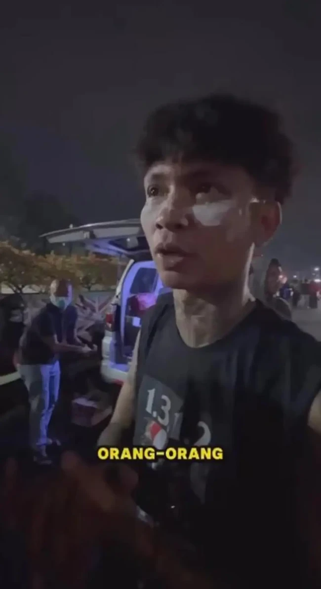 Young Lex juga ikut memamerkan aksinya saat turun ke jalan. Seperti layaknya masyarakat biasa, Young Lex kenakan kaos hitam. Ia juga tak memakai topi ataupun kaca mata hitam. Foto: Instagram/@young_lex18